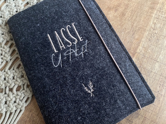 U-book cover - heart with name - U-book cover made of wool felt embroidered, free choice of color