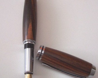 Stylo plume tourné artisanal en palissandre.