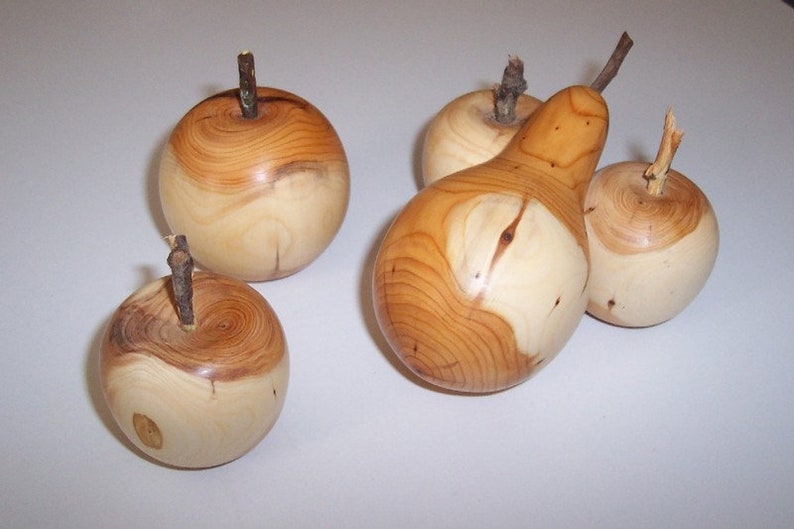 Pomme ou poire en bois fruit décoratif, fruit en bois image 1