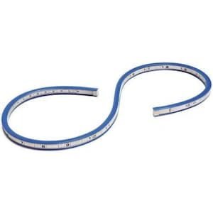 Op de afbeelding: Een flexibele blauwe curve-liniaal voor technisch tekenen met een witte meetstrip voorzien van zwarte metrische markeringen in centimeters. Het gereedschap is in een S-vorm gebogen en toont numerieke schaalverdelingen voor nauwkeurig meten.