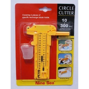 Peut inclure: Un outil de coupe circulaire jaune avec une lame, emballé sur une carte rouge et jaune. L'emballage indique qu'il peut couper des cercles parfaits jusqu'à 300 mm. L'outil a une règle et est étiqueté "Nine Sea".