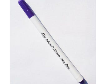 Puede incluir: Un bolígrafo blanco Adger Chaco Ace con tapa morada. El bolígrafo está en ángulo diagonal sobre un fondo blanco. El texto "Adger Chaco Ace Pen" está impreso en el cuerpo del bolígrafo.
