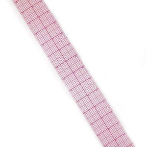 Puede incluir: Una regla de acolchado rectangular y transparente de acrílico con un patrón de cuadrícula preciso impreso en tinta roja. La regla muestra marcas de medición en centímetros a lo largo de sus bordes, ofreciendo una visión clara.