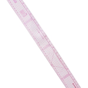 Op de afbeelding: Een doorzichtige, rechthoekige plastic liniaal met een roze rasterpatroon en zwarte maatstreepjes. De liniaal bevat een gradenboogontwerp, een rond gat aan één uiteinde om op te hangen en duidelijk zichtbare metrische markeringen tot 50 cm.