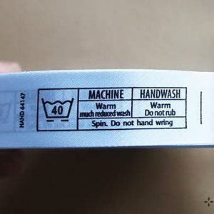 Stof bedrukte wash care labels 40 graden 2 bar wasmachine, handwas, 20mmWx68mmL, rol van 1000 x 2 rollen