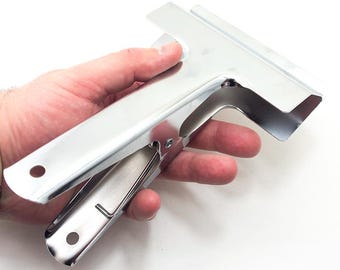 A Pair of Large Wide Sprung Cloth Clamps, Fabric Clamps 20 x 12 cm