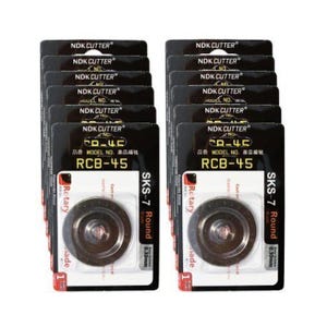 Puede incluir: Múltiples paquetes de cuchillas rotativas NDK Cutter RCB-45. Cada paquete contiene una cuchilla redonda SKS-7 de 0,30 mm de grosor. El embalaje es negro con texto blanco y rojo, incluyendo la marca y el modelo.