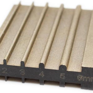 Stålläderkantslipare, mäter 50 x 45 x 9 mm. Perfekt för läderhantverk - Rundade han- och honsidor.