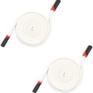 Pode incluir: Dois cordões de algodão branco enrolados, cada um com ponteiras de plástico preto e vermelho em ambas as extremidades. Os cordões estão dispostos em padrões circulares, exibindo uma textura trançada e pontas contrastantes sobre um fundo branco.