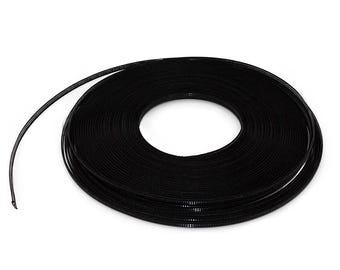 Puede incluir: Un rollo enrollado de tubo negro y flexible. El tubo tiene una textura acanalada y parece estar hecho de un material duradero. La bobina está centrada sobre un fondo blanco, con una porción del tubo que se extiende hacia afuera.
