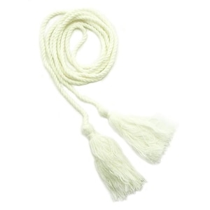 Peut inclure: Cordon d'honneur de remise de diplôme crème avec deux glands. Le cordon est fait de corde torsadée et comporte une boucle en haut. Les glands sont faits de fils doux et fluides.