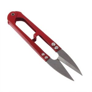 Może przedstawiać: Czerwone metalowe nożyczki do nici ze srebrnymi ostrzami. Nożyczki mają mały otwór w uchwycie do zawieszenia.