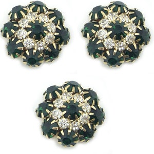 Puede incluir: Tres botones de color verde y dorado en forma de flor con brillantes transparentes en el centro.