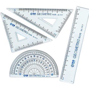Op de afbeelding: Een set van vier doorzichtige plastic tekengereedschappen, bestaande uit twee driehoeken, een gradenboog en een liniaal van 15 centimeter. Elk item is voorzien van de blauwe tekst GEOMETRIC tools ZG-1917 en zwarte maataanduidingen in centimeters.