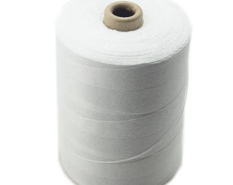 Puede incluir: Una gran bobina de hilo blanco, enrollada firmemente alrededor de un núcleo de cartón. El hilo parece liso y está distribuido uniformemente, creando una forma cilíndrica. Ideal para proyectos de costura y manualidades.