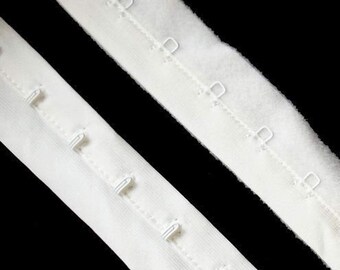 Sujetador HE02 con cierre continuo de corchete y ojal, forro de felpa simple, poliéster/nylon, cinta blanca.