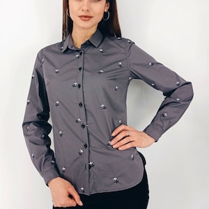 Graue Damen Shirt mit bestickten Flugzeugen, Shirt mit Flugzeugen, Geschenk für Stewardess, Geschenk für Flugbegleiter, Geschenk für Pilot