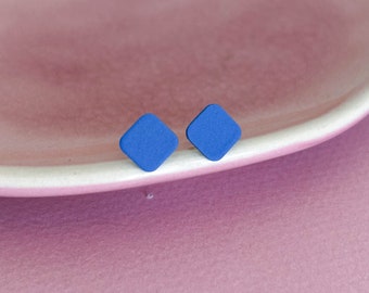 Clous d’oreilles carrés *8,5 mm BLUE MATT* Porcelaine et acier chirurgical - cadeaux pour elle