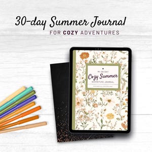 Op de afbeelding: Een digitale tablet met een "30-daagse Zomer Journal" met bloemenillustraties. De journal cover leest "Cozy Summer Adventure Journal". Kleurrijke stiften en een zwart notitieboek zijn ook zichtbaar, alles tegen een witte achtergrond.