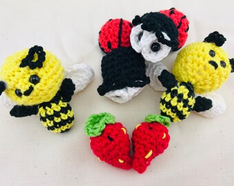 Móvil bebe, abeja, mariquita, fresa, tejido a crochet, hecho a mano, insectos de jardin, niño, niña, amigurumi, regalo, decoración habitación infantil