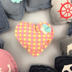 Ciondolo a cuore in jeans o tessuto con fiore all'uncinetto o cuore all'uncinetto, squallido, casa di campagna, fatto a mano, riciclato, oggetto decorativo, regalo, cuore 3D immagine 8