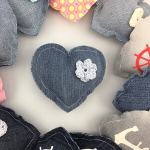 Ciondolo a cuore in jeans o tessuto con fiore all'uncinetto o cuore all'uncinetto, squallido, casa di campagna, fatto a mano, riciclato, oggetto decorativo, regalo, cuore 3D immagine 2