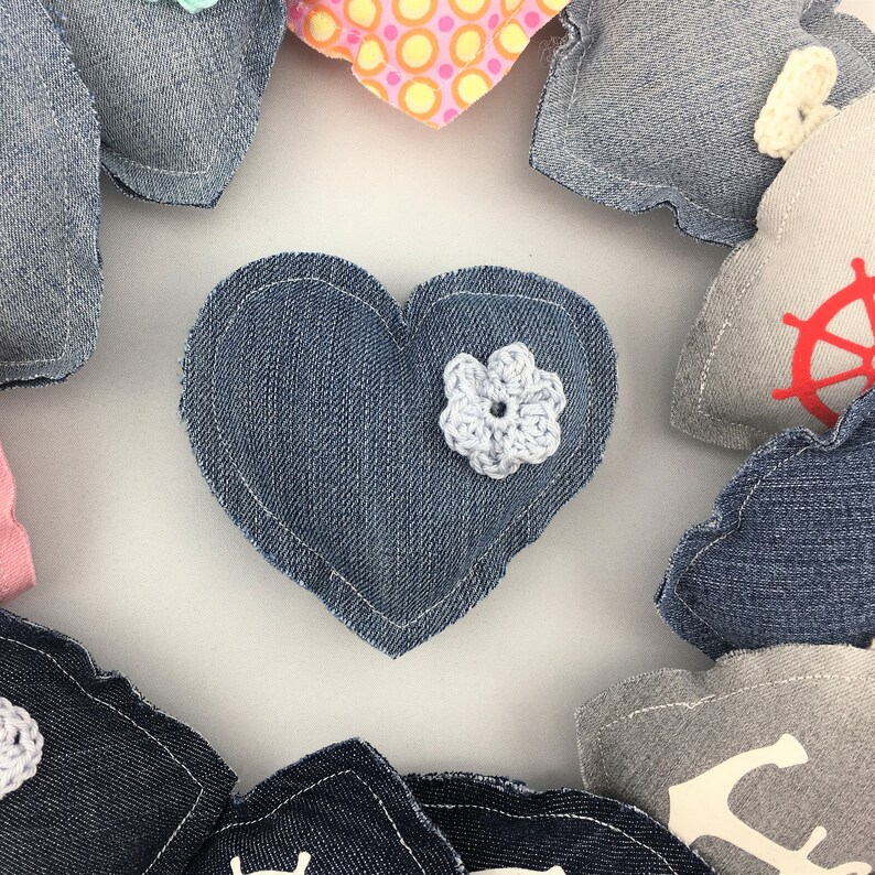 Ciondolo a cuore in jeans o tessuto con fiore all'uncinetto o cuore all'uncinetto, squallido, casa di campagna, fatto a mano, riciclato, oggetto decorativo, regalo, cuore 3D immagine 2