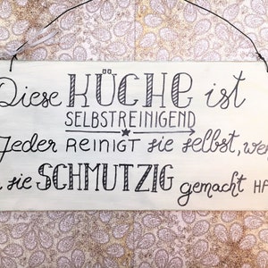 Holzschild handbemalt, Wanddeko Küche selbstreinigend, lustiger Text, Spruchschild, Geschenk zum Einzug, Einweihung, Hinweisschild, Shabby Bild 1