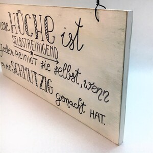 Holzschild handbemalt, Wanddeko Küche selbstreinigend, lustiger Text, Spruchschild, Geschenk zum Einzug, Einweihung, Hinweisschild, Shabby Bild 4