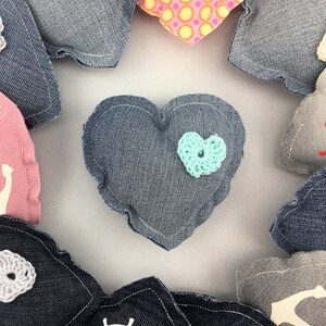 Ciondolo a cuore in jeans o tessuto con fiore all'uncinetto o cuore all'uncinetto, squallido, casa di campagna, fatto a mano, riciclato, oggetto decorativo, regalo, cuore 3D immagine 6