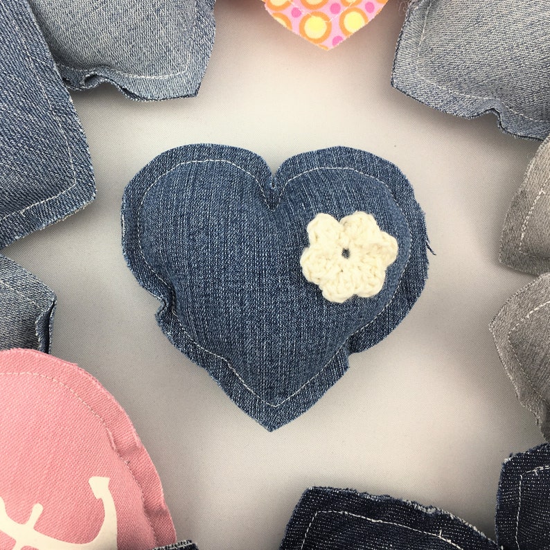 Ciondolo a cuore in jeans o tessuto con fiore all'uncinetto o cuore all'uncinetto, squallido, casa di campagna, fatto a mano, riciclato, oggetto decorativo, regalo, cuore 3D immagine 4