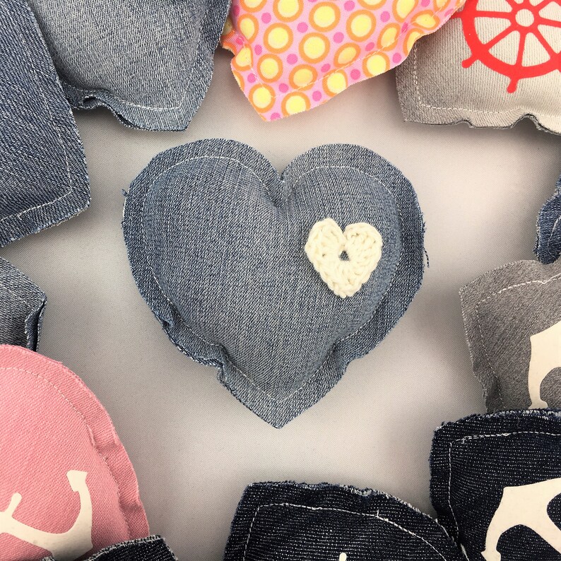 Ciondolo a cuore in jeans o tessuto con fiore all'uncinetto o cuore all'uncinetto, squallido, casa di campagna, fatto a mano, riciclato, oggetto decorativo, regalo, cuore 3D immagine 7