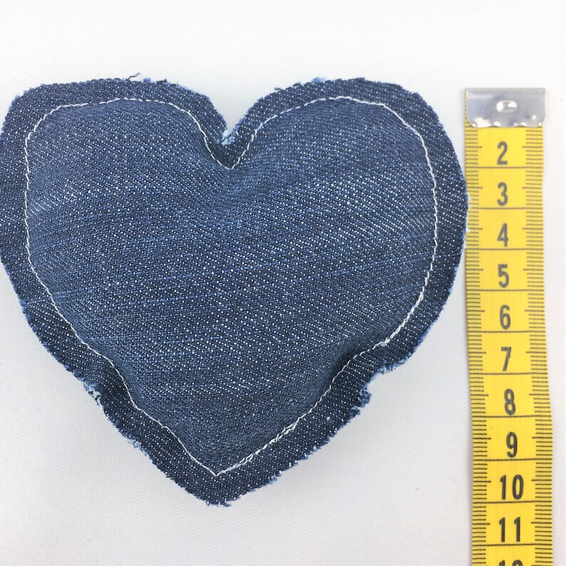 Ciondolo a cuore in jeans o tessuto con fiore all'uncinetto o cuore all'uncinetto, squallido, casa di campagna, fatto a mano, riciclato, oggetto decorativo, regalo, cuore 3D immagine 10