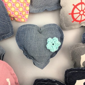 Ciondolo a cuore in jeans o tessuto con fiore all'uncinetto o cuore all'uncinetto, squallido, casa di campagna, fatto a mano, riciclato, oggetto decorativo, regalo, cuore 3D immagine 3