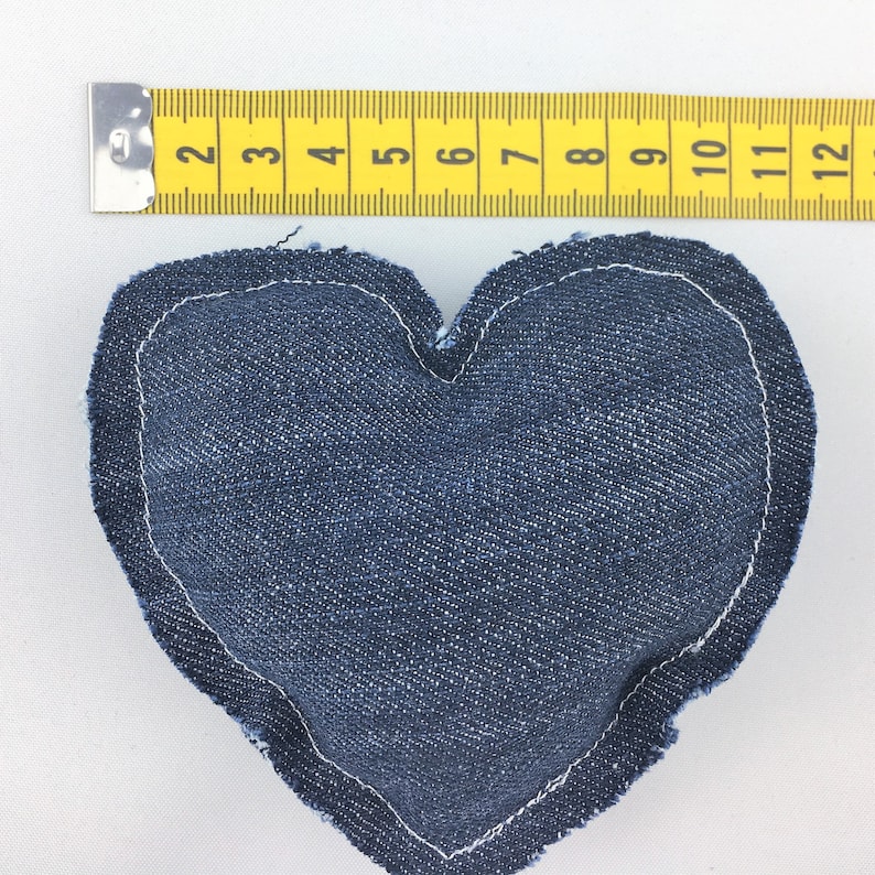 Ciondolo a cuore in jeans o tessuto con fiore all'uncinetto o cuore all'uncinetto, squallido, casa di campagna, fatto a mano, riciclato, oggetto decorativo, regalo, cuore 3D immagine 9