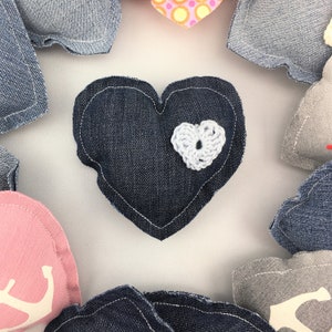 Ciondolo a cuore in jeans o tessuto con fiore all'uncinetto o cuore all'uncinetto, squallido, casa di campagna, fatto a mano, riciclato, oggetto decorativo, regalo, cuore 3D immagine 5