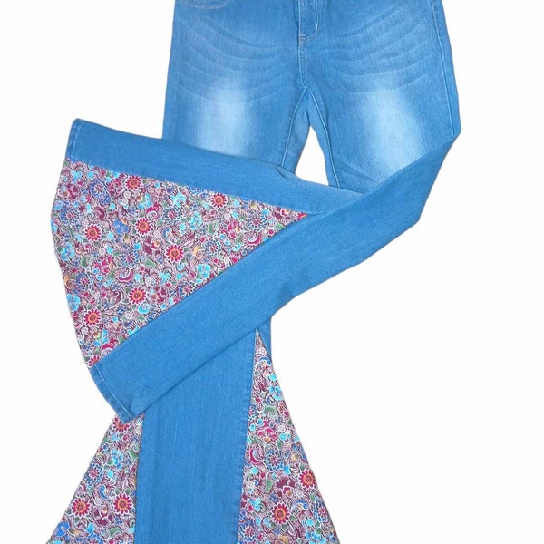 Upcycled Schlaghose, überarbeitete ausgestellte Jeans, Hippie Hose, Kleidung im Retro Stil, Boho Hose mit weitem Bein, Boho Shabby Chic Kleidung