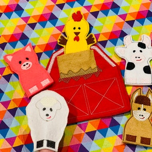 Peut inclure: Un ensemble de marionnettes &agrave; doigts en feutre repr&eacute;sentant une ferme : une grange rouge, un coq jaune, un cochon rose, un mouton blanc, une vache noire et blanche et un cheval brun. Fond color&eacute;.