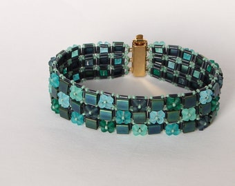 Flat bracelet with crystals and Tila beads in green