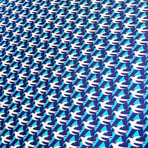 Jersey elástico SWAFING vuelo libre de jolijou golondrinas pájaros sobre turquesa y azul oscuro