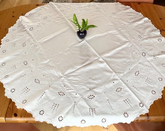 Nappe ronde broderie Richelieu faite main années 1950