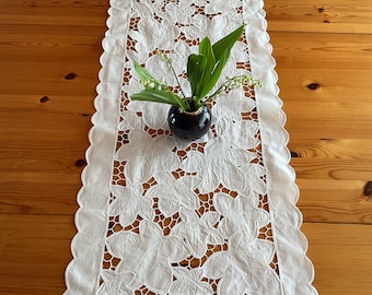 Table runner Richelieu embroidery 80s