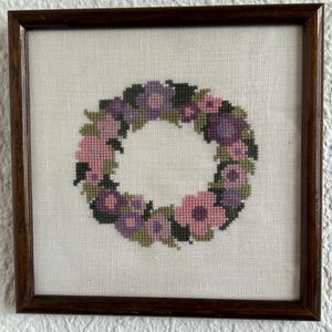 Guirlanda de flores bordadas vintage em moldura de madeira