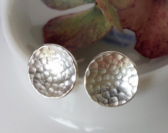 Round stud earrings 925 silver discs with a fine hammer blow 7.5-8 mm - gifts for her