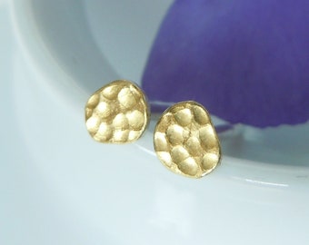 Organic mini stud earrings in 999 gold with 925 sterling silver with a fine hammered finish, 4 x 3.5 mm, unique jewelry, a special gift for her, genuine