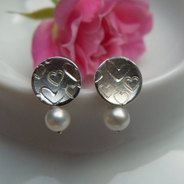 Mini-Ohrstecker Scheiben aus 925er Silber mit Herzchen und Perle, romantischer Ohrschmuck, Geschenke für sie, schmuck für jeden Tag