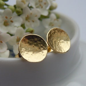 Round stud earrings 750 gold discs with fine hammer finish 7 mm image 1