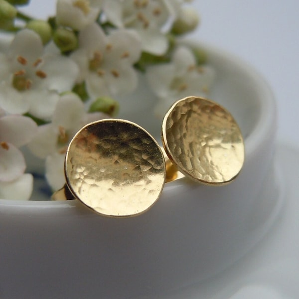 Round stud earrings 750 gold discs with fine hammer finish 7 mm