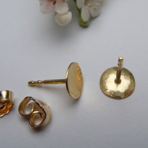 Round stud earrings 750 gold discs with fine hammer finish 7 mm image 7