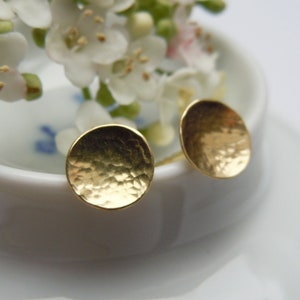 Round stud earrings 750 gold discs with fine hammer finish 7 mm image 2
